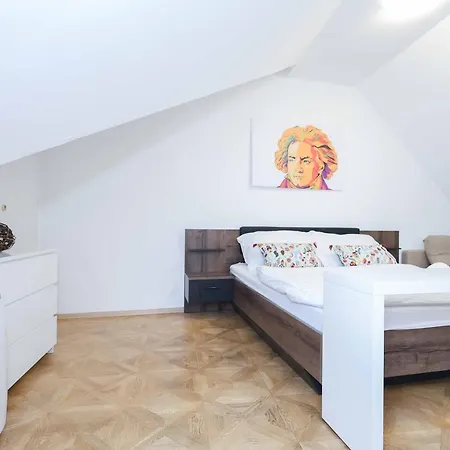 מלון דירות Beethoven 3*